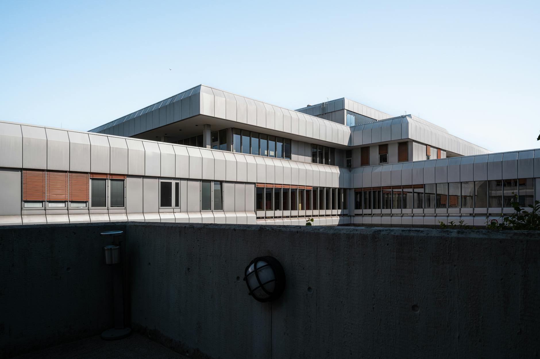 Asbestos Exposure at Aurora Medical Center Grafton — What Workers and Tradesmen Need to Know